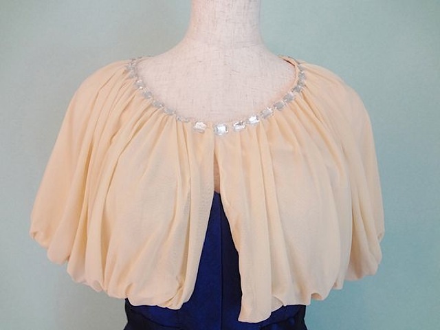 043・ベージュ首元クリアストーン