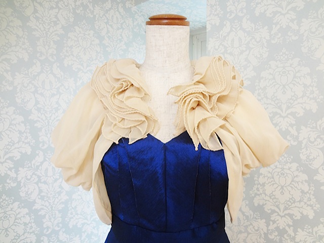 037・首元ヒラヒラ付きベージュボ