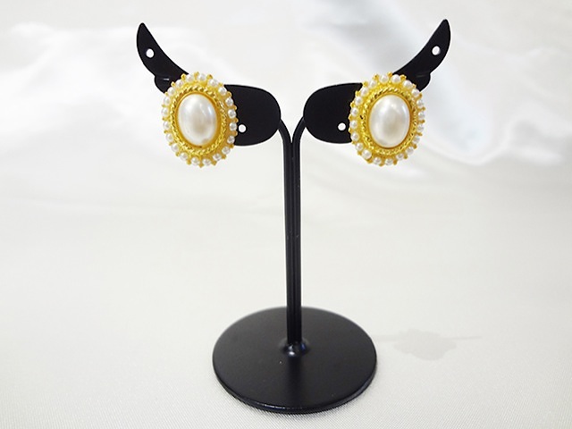 ゴールド＆ホワイトボタン調イヤリ