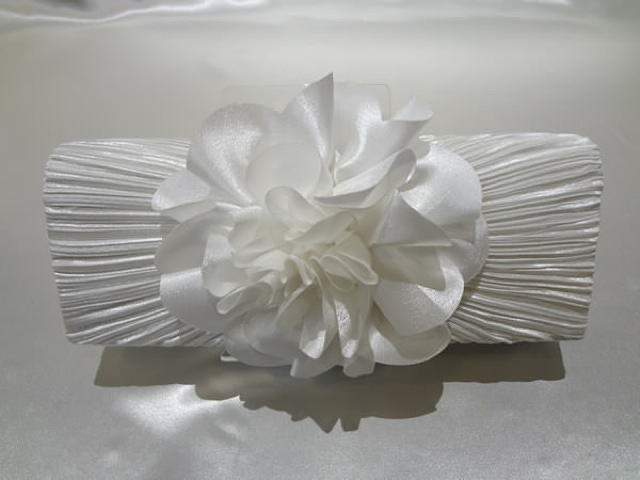001・白・花びらサテンクラッチ (