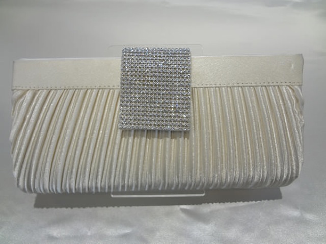 004・クリームベージュ中央ダイヤ