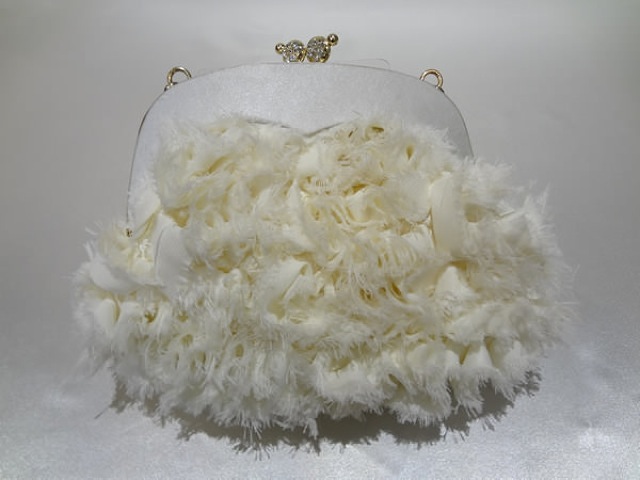 044・オフホワイトふさふさがま口