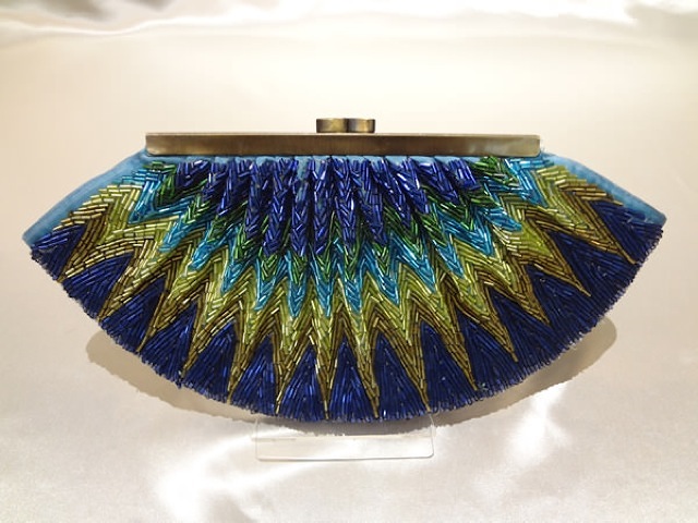 060・青ビーズ半月型クラッチ (ブ