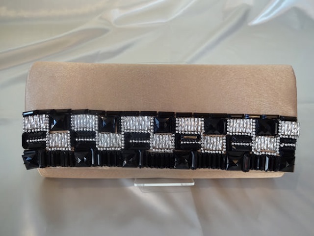 071・ベージュに黒ビジュー付クラ