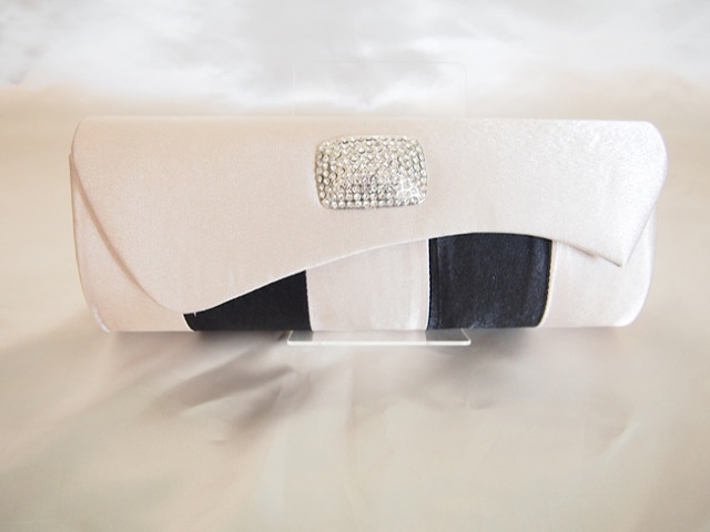 122・ホワイト×ブラッククラッチバ