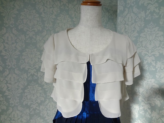 027・4段フリルベージュボレロ (ベ