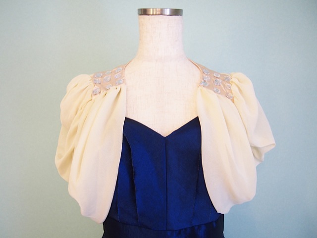 050・アイボリー肩にビジュー付ボ