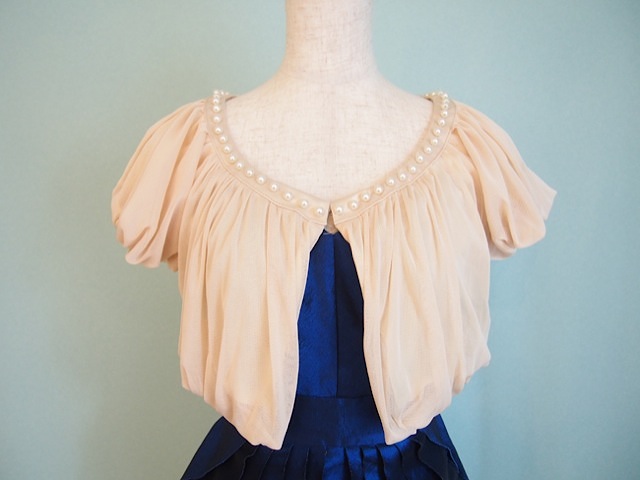 058・ベージュ首周りパール一列ふ