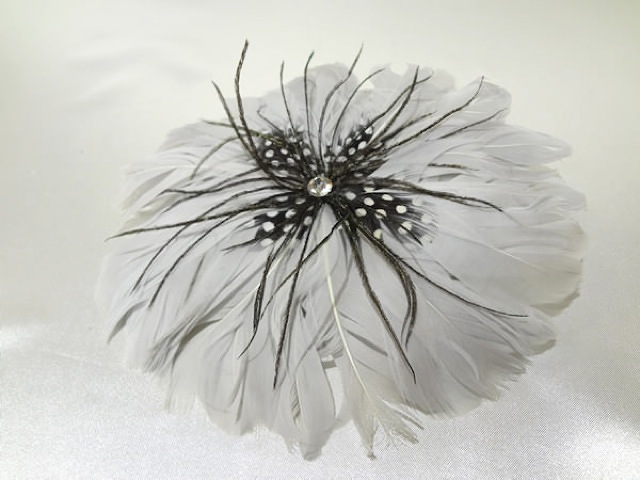 009・グレー羽コサージュ (ブラッ