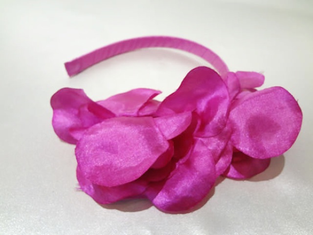 027・濃いピンク花びら付きカチュ