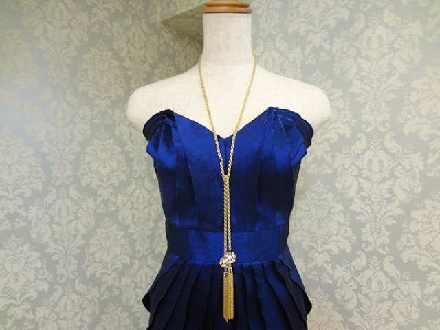 ロング飾りつきゴールドネックレス