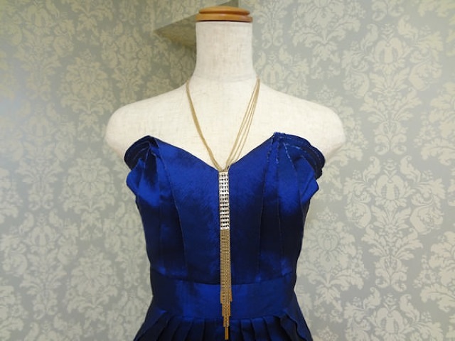 ゴールド飾りつきロングネックレス