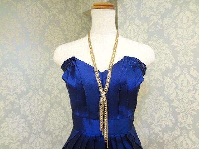 ゴールド飾りつきロングネックレス