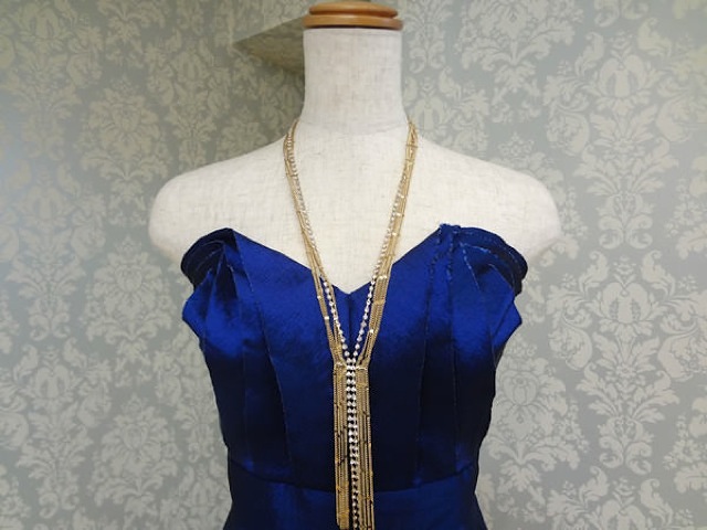 ゴールド飾りつきロングネックレス