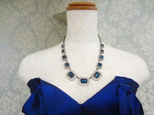 ブルーフスクエアモチーフ付ネック