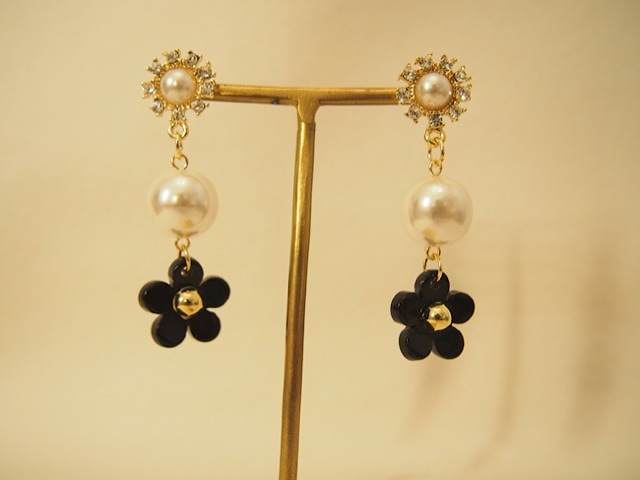 ピアス099パール＆ブラックフラワ