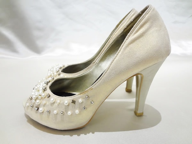 002・ベージュ小粒パールパンプス 