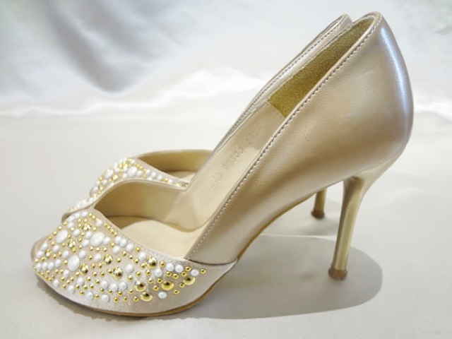 010・ベージュゴールドスタッズ×白